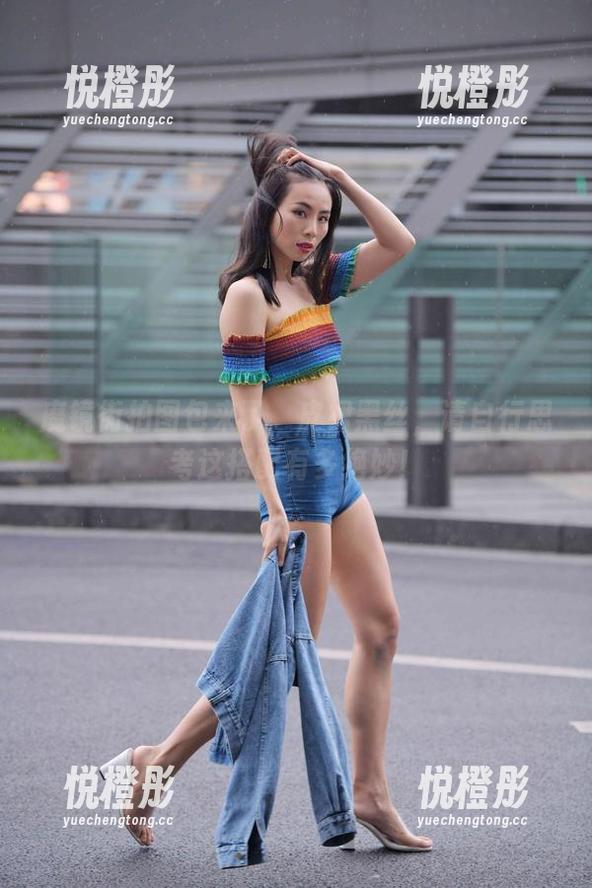 魔镜街拍 魔镜街拍图包来了,皮裙黑丝,请自行思考这搭配有多绝妙!