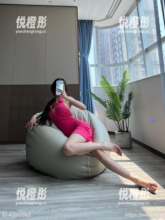 黎允熙baby 微密圈 - 最新黎允熙baby:户外写真,这风儿可真会捣乱啊,头发都飞起来了。